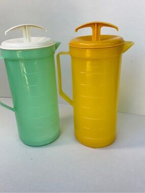 Vtg Federal Housewares 2 Qt Mixing Pitchers Set Plunger Lid Yellow, Mint MCM 70s